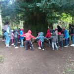 Bambini e tasso Un sentiero nel bosco