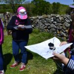 Mappa e bussola un sentiero nel bosco